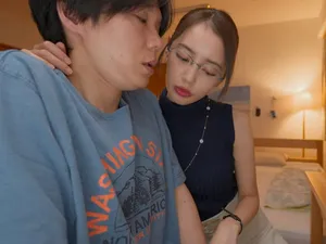 Anh chàng học giả hàng đầu Đường Tăng giả làm cư dân mạng và quan hệ với một cô gái năm hai có bộ ngực lớn. Anh ta thuê một phòng khách sạn, nằm trước gương và quan hệ tình dục...
